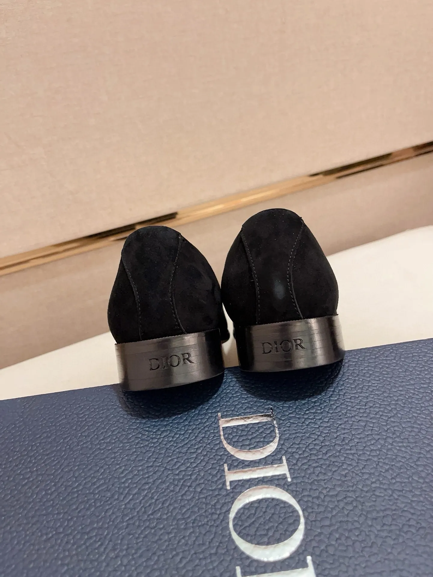 Men's shoes 💰: 540💰 High-end version of Dior Dior's new series. Famous actors and Internet celebrities wear super popular designs. The sculptures of French artist Niki de Saint Phalle are designed as rings. Material: Fabric: Imported original material. Foot: cowhide. Outsole: Rubber outsole. Men's shoe size: 38~44. Can be customized to size 45.